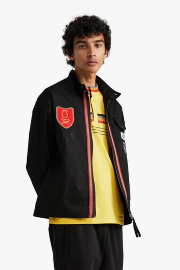 Jaket dengan detail patch logo